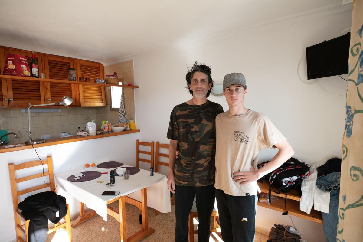 Óscar Rubio y su hijo Ian, en el salón de la vivienda en la que llevan residiendo desde hace dos días, en los Bon Sol.
