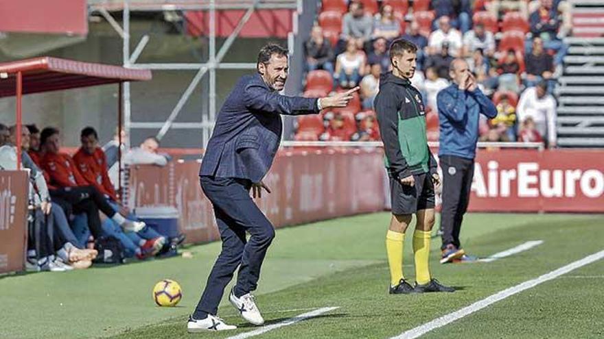 Moreno da instruccionea sus jugadores de forma enÃ©rgica.