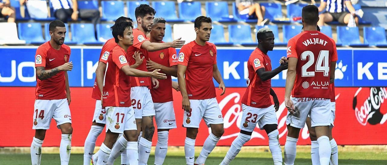 Los jugadores del Mallorca celebran el gol de Fer Niño que supuso la primera victoria de la temporada.