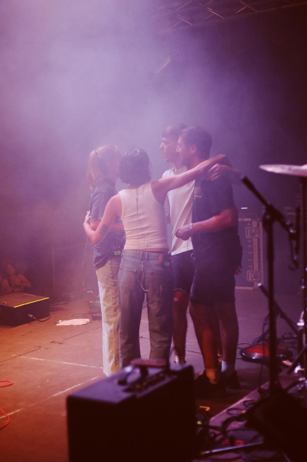 Marc Roca (batería), Marc Fernández (guitarra), Míriam Ferrer (cantante) y Paula Barberán (bajo y voz)