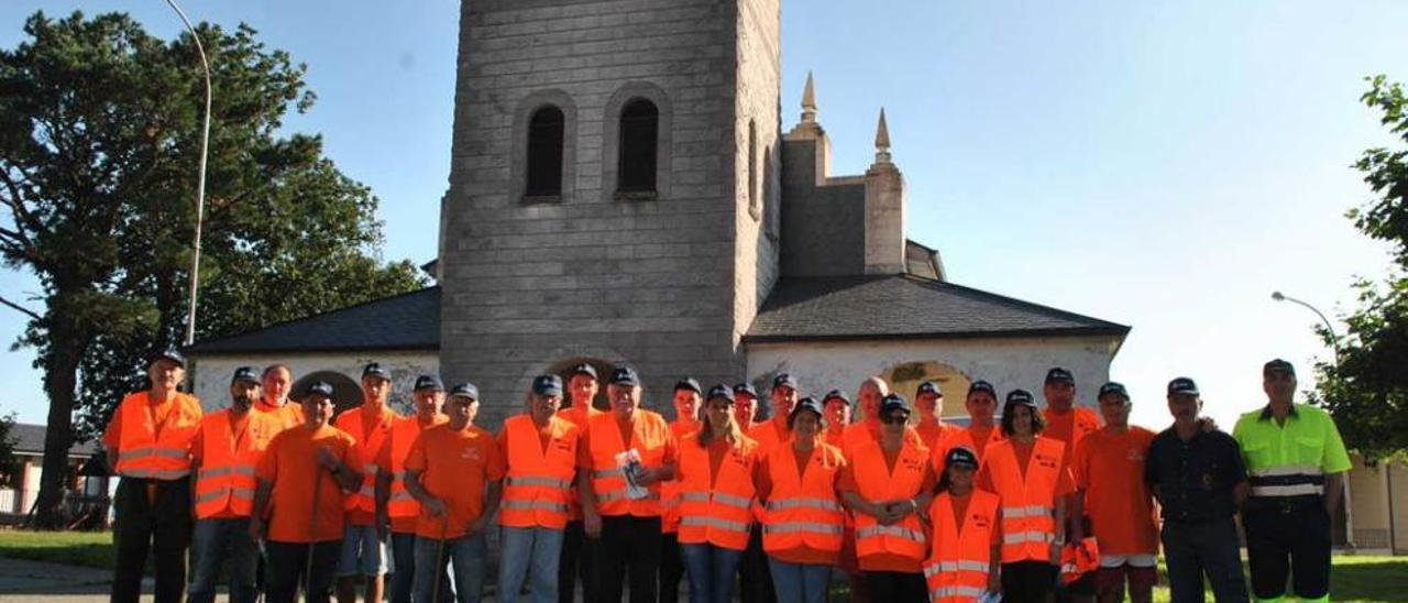 Los voluntarios, equipados para realizar la limpieza de los ríos.