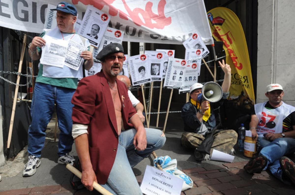 Militants del sindicat Solidaritat bloquegen una de les entrades del Parlament de Polònia, a Varsòvia, com a protesta per l’aprovació pels legisladors d’un pla per elevar l’edat de jubilació als 67 anys.