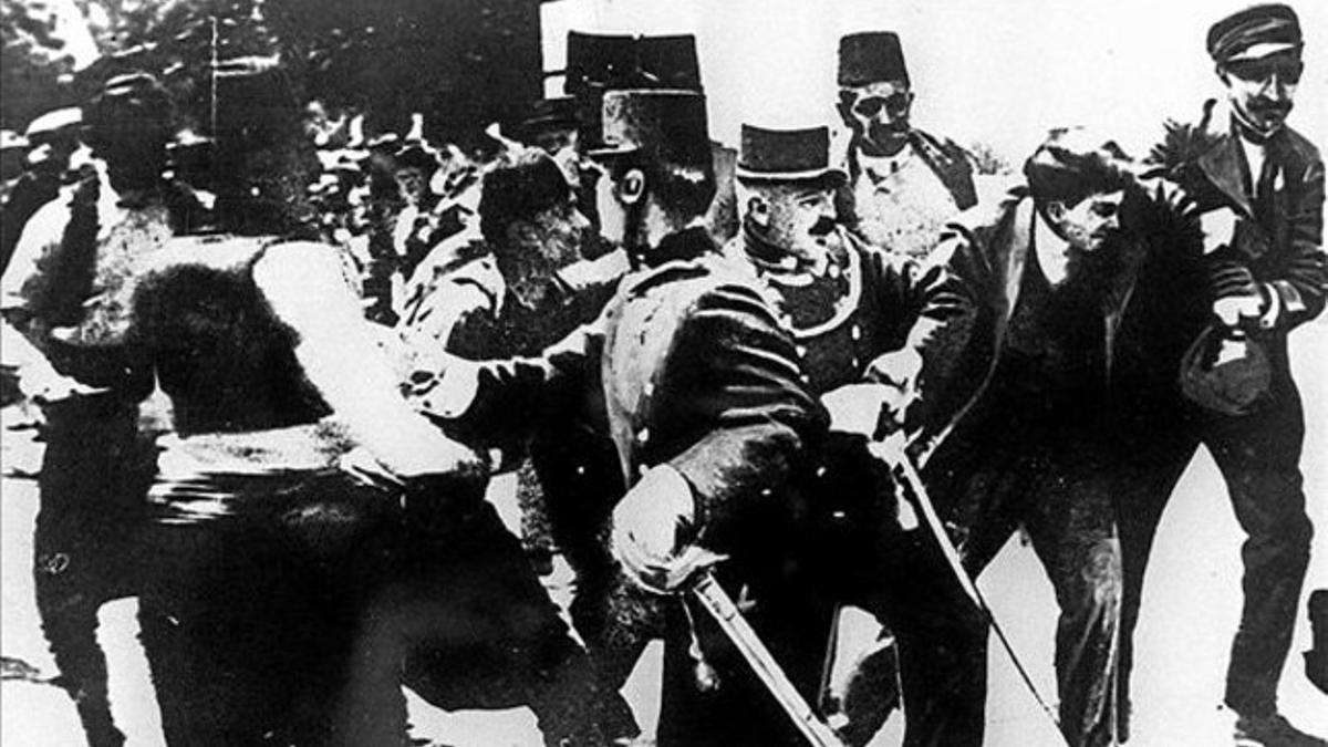Arresto 8 lmagen del 28 de junio de 1914, cuando Gavrilo Princip (segundo por la derecha) es apresado.