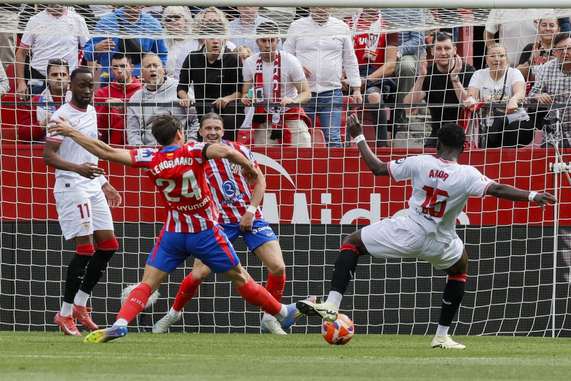 SEVILLA, 06/04/2025.- El delantero nigeriano del Sevilla Akor Adams (d) controla el balón ante dos rivales durante el partido de LaLiga entre el Sevilla y el Atlético de Madrid, este domingo en el estadio Sánchez Pizjuán. EFE/ José Manuel Vidal