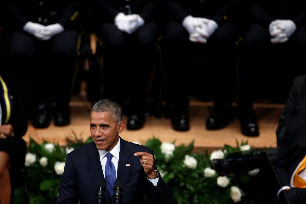 Obama ha participado, junto a su esposa y el expresidente George W. Bush, en el homenaje a los cinco policías asesinados.