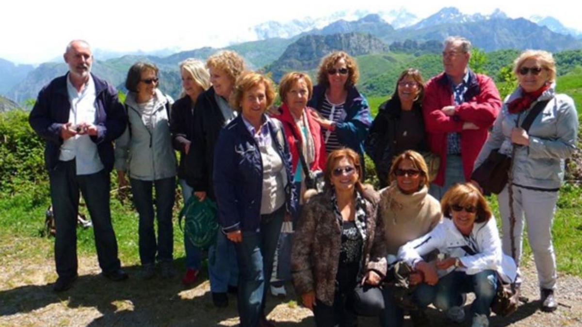 Un grupo de los primeros biólogos en una excursión en 2012.