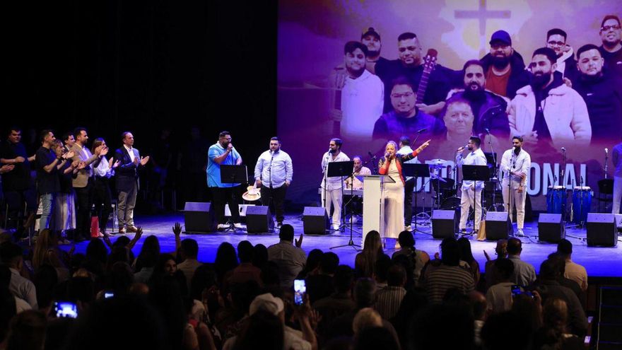 Invitados y dirigentes del PP, a la izquierda, aplaudiendo durante una actuación musical. | JUAN PLAZA