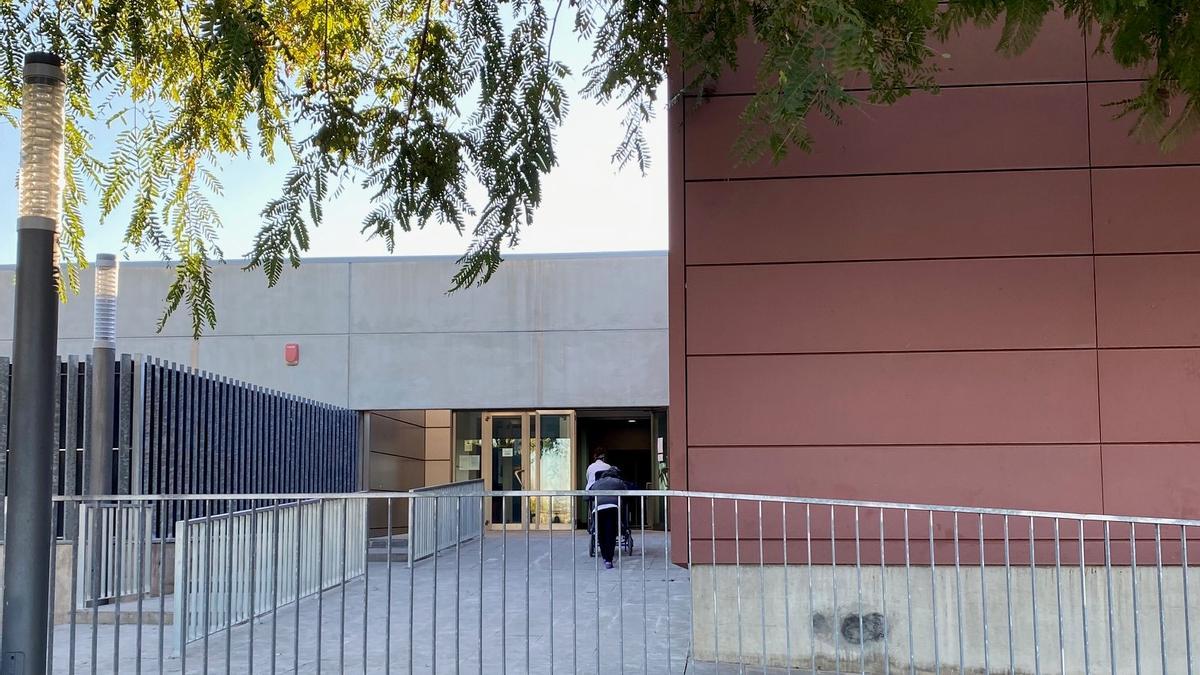 Entrada al centro de día y residencia, todavía sin inaugurar, pero en uso puntual