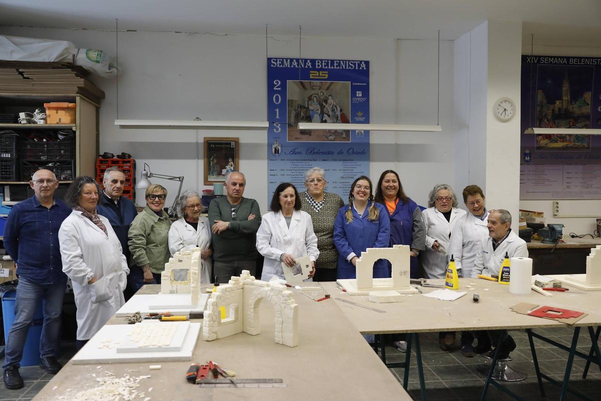 Los alumnos, con los monitores que imparten el taller.