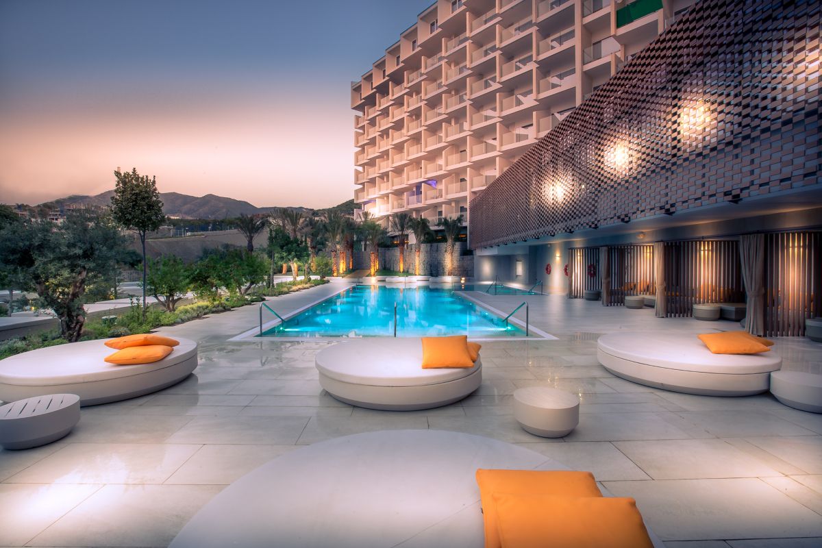 Fuengirola TI - Higueron Hotel Malaga, Curio Collection by Hilton piscina de noche