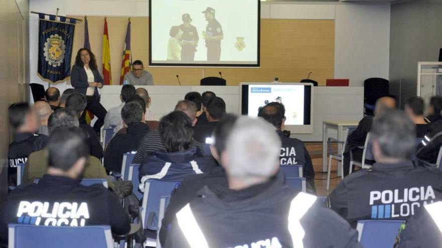 La regidora Angélica Pastor explica a un grupo de agentes el futuro organigrama de la Policía Local.