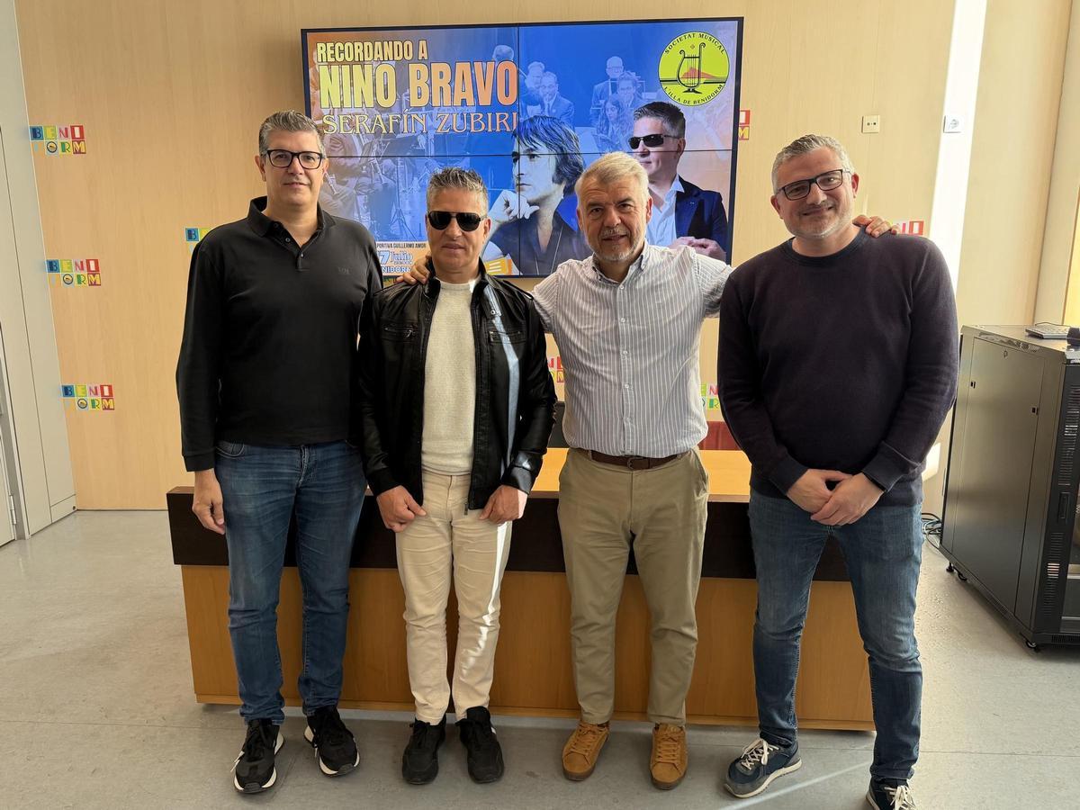 Presentación del concierto con el cantante Serafín Zubiri, el segundo por la izquierda