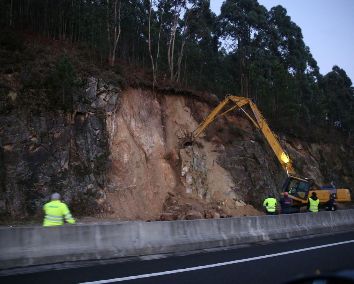 Los temporales desprendieron en noviembre parte de un talud sobre la Autovía do Morrazo. | // S.A.