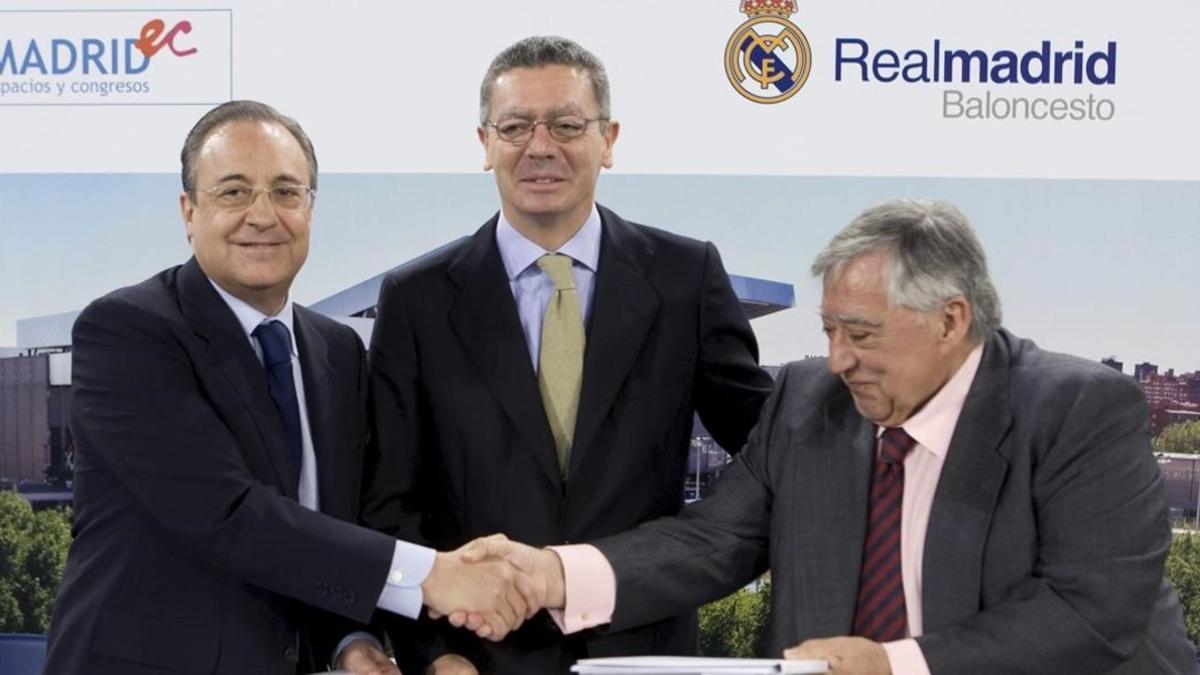 El presidente del Real Madrid, Florentino Pérez, junto al entonces alcalde de Madrid, Alberto Ruiz-Gallardón, en un acto del 2010.