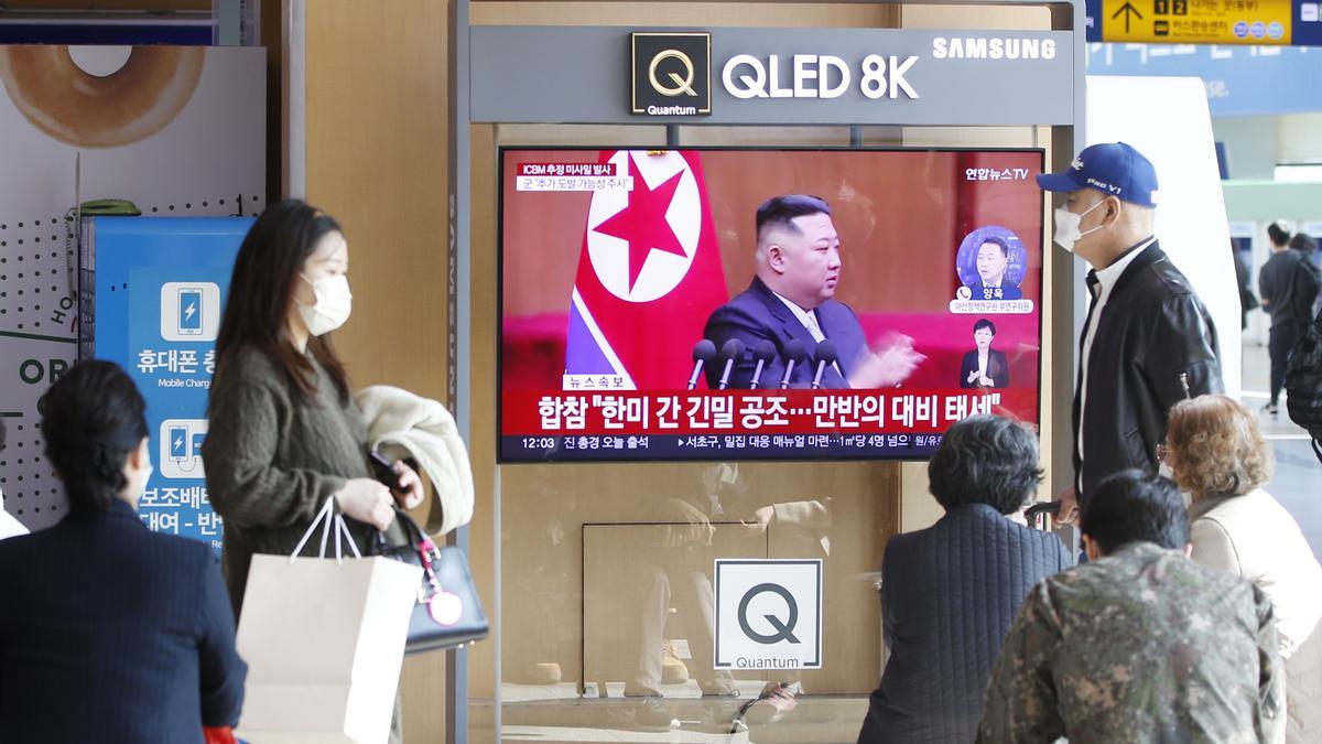 Ciudadanos ven la televisión en una estación de Seúl que informa sobre el lanzamiento de un misil por parte de Corea del Norte.