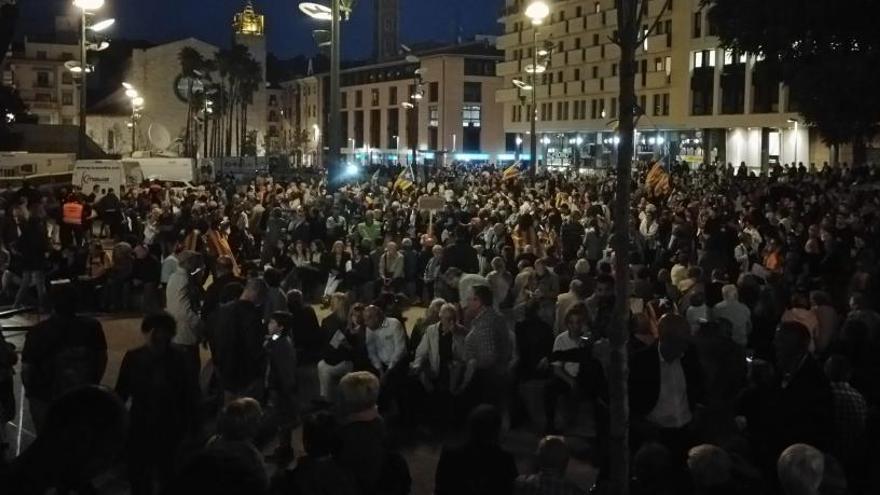 EN DIRECTE | La plaça Constitució s&#039;omple  de manifestants per protestar contra les detencions