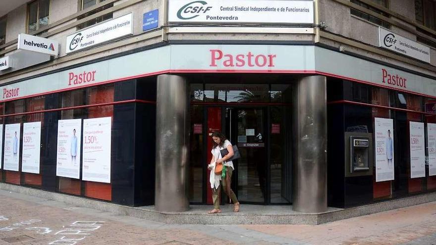 Oficina del Banco Pastor en la esquina entre las calles Gutiérrez Mellado y Riestra. // Rafa Vázquez