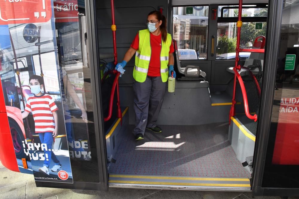 Operativo de desinfección de los buses de A Coruña