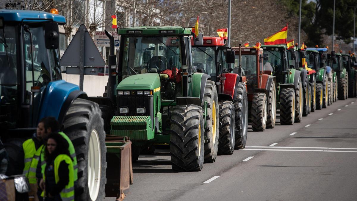 Varios tractores parados en la carretera durante la quinta jornada de protestas de los ganaderos y agricultores en Arganda del Rey, Madrid.
