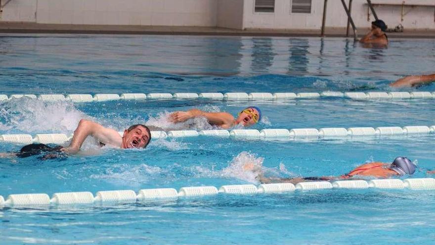 Participantes realizando natación durante la campaña.