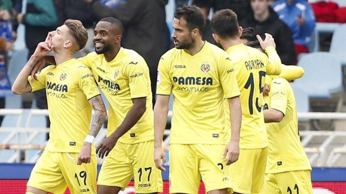 Los jugadores del Villarreal celebran el gol de Samu Castillejo (izquierda) que les daba los tres puntos en Anoeta frente a la Real Sociedad.