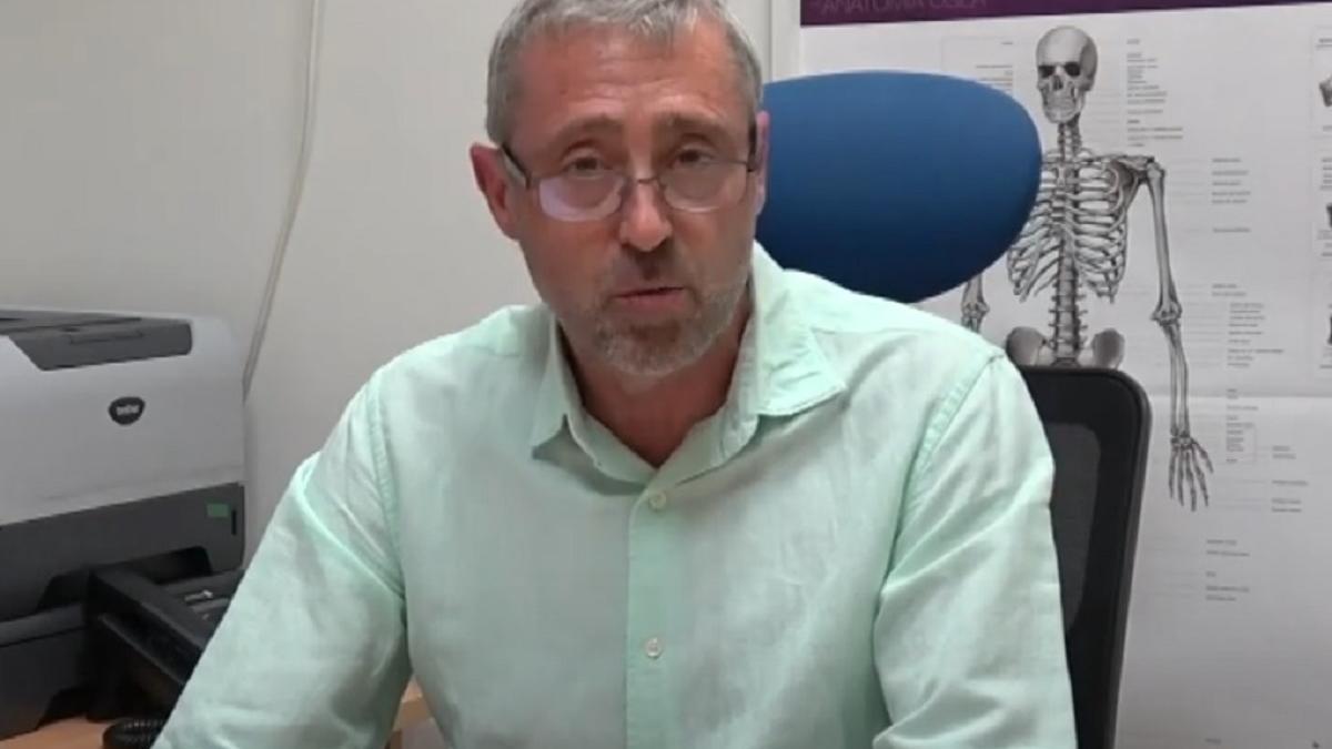 El médico Leonardo Ezpeleta, cuando ejercía en Enguera.