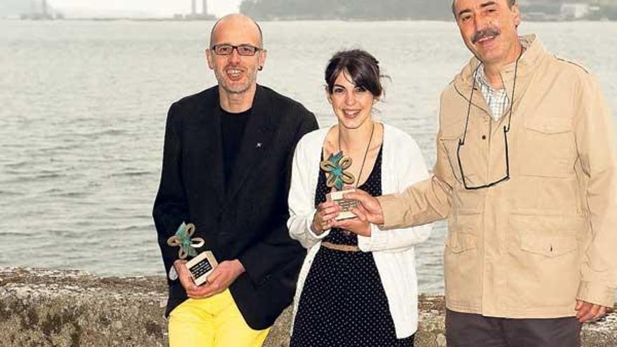 Marcos Calveiro (izquierda), premio Merlín 2012, y María Lorenzo y Manuel Lorenzo, premio Xerais, ayer, en la isla de San Simón.