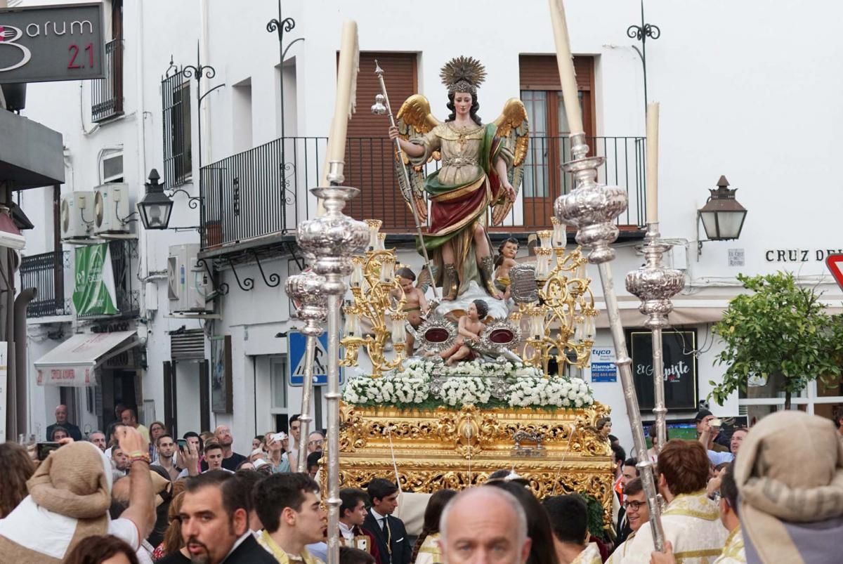 Una procesión con tres pasos para el aniversario del Sagrado Corazón