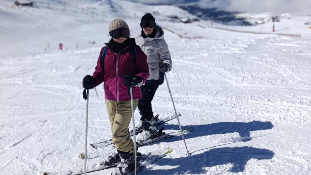 Dos jóvenes esquiando en Sierra Nevada la pasada edición del programa ‘Nos vamos a la Nieve’ de Juventud