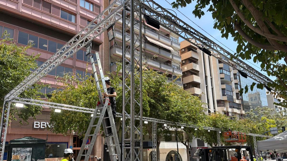 El montaje de la iluminación de la gala de Candidatas de Hogueras retoma la marcha en Alicante