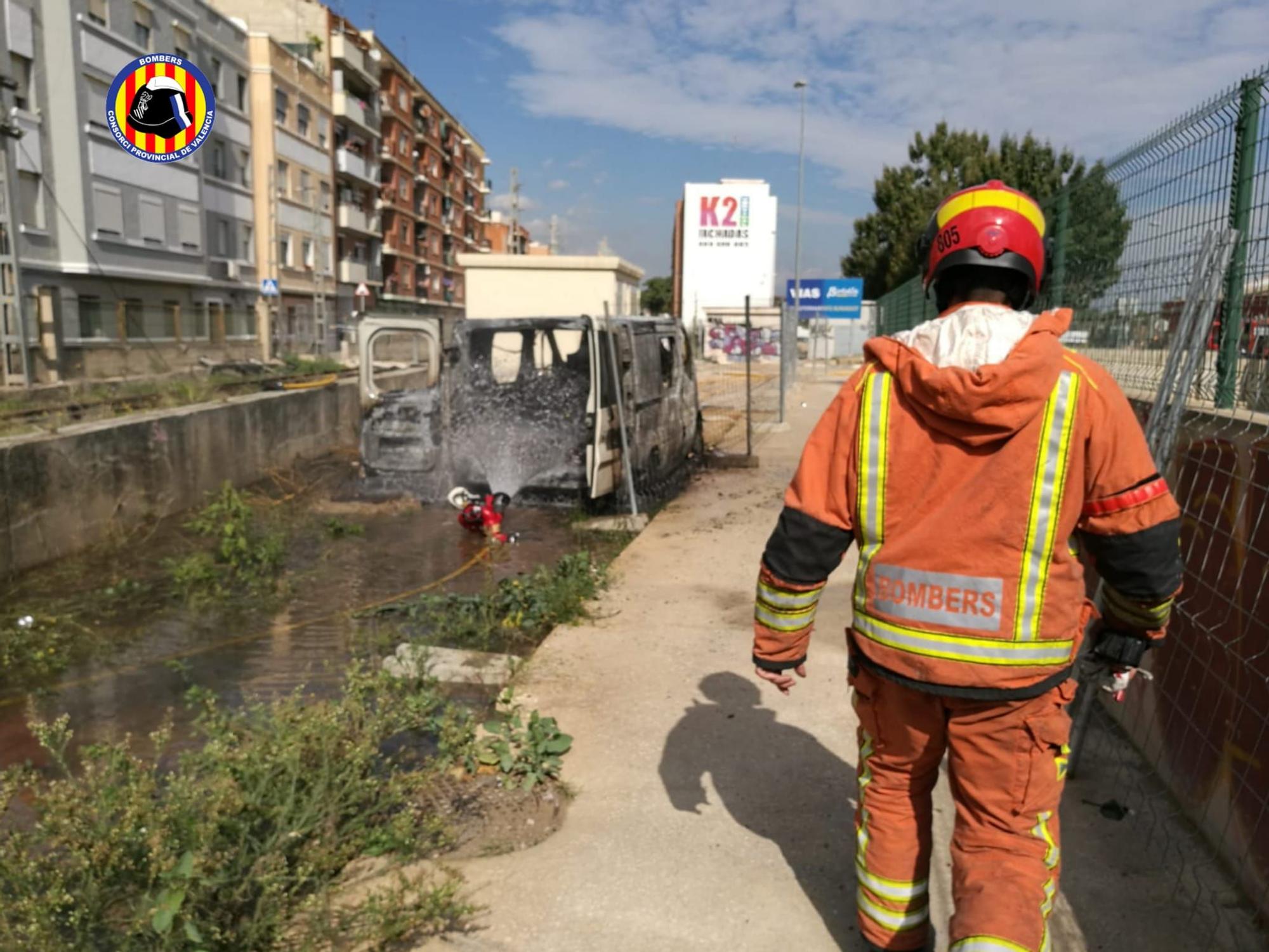 Un operario herido al incendiarse una furgoneta en València