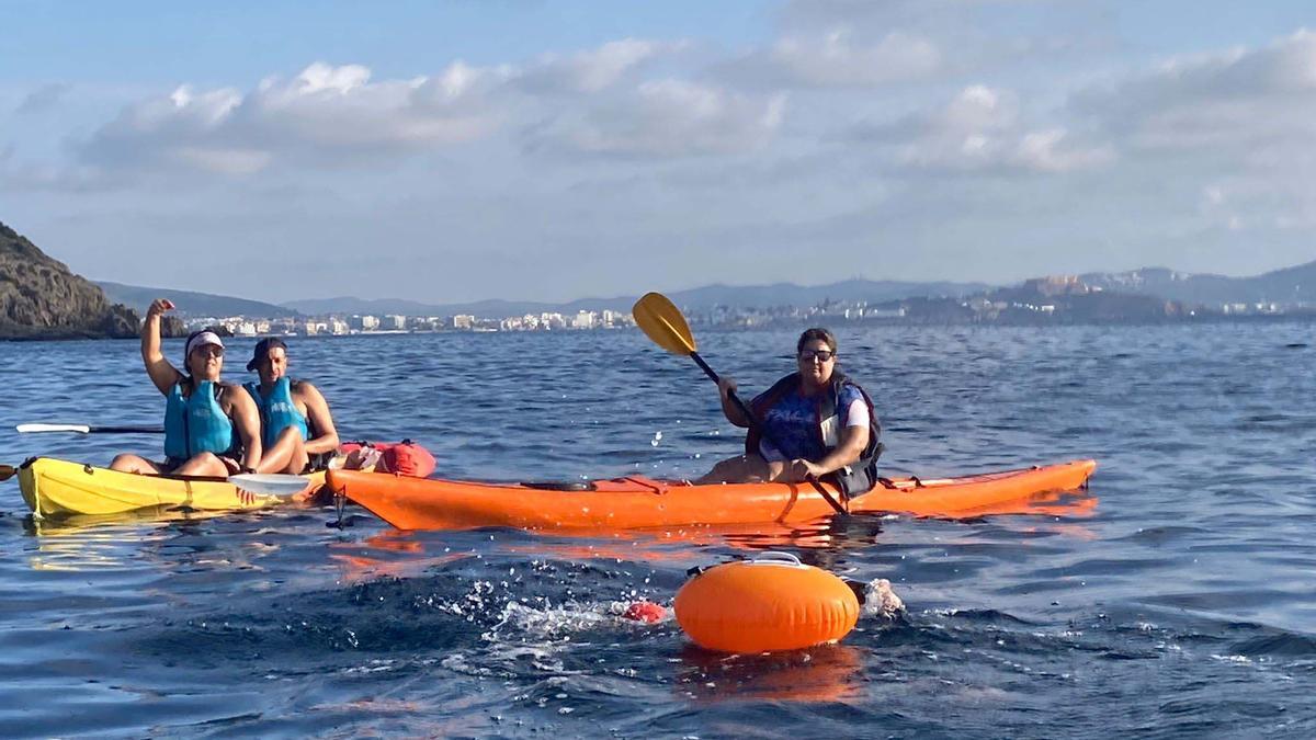 El paratriatleta Javier Vergara cumple con éxito su reto de 5km de natación por una causa benéfica