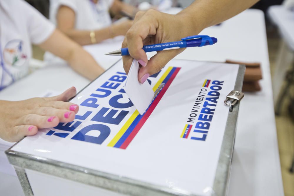 Colas en València  para frenar a Maduro