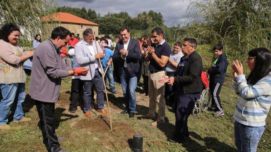 Rodríguez y Cuiña, ayer en el centro de Medelo, tras enterrar la &#039;cápsula del tiempo&#039; . // Bernabé/Gutier