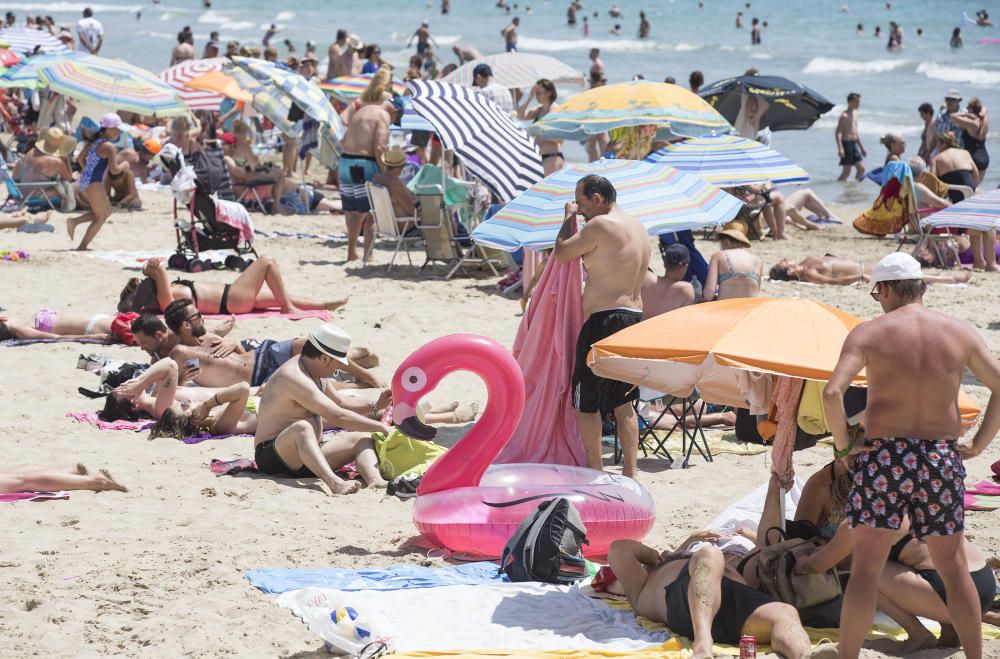 La playa del Postiguet repleta de gente