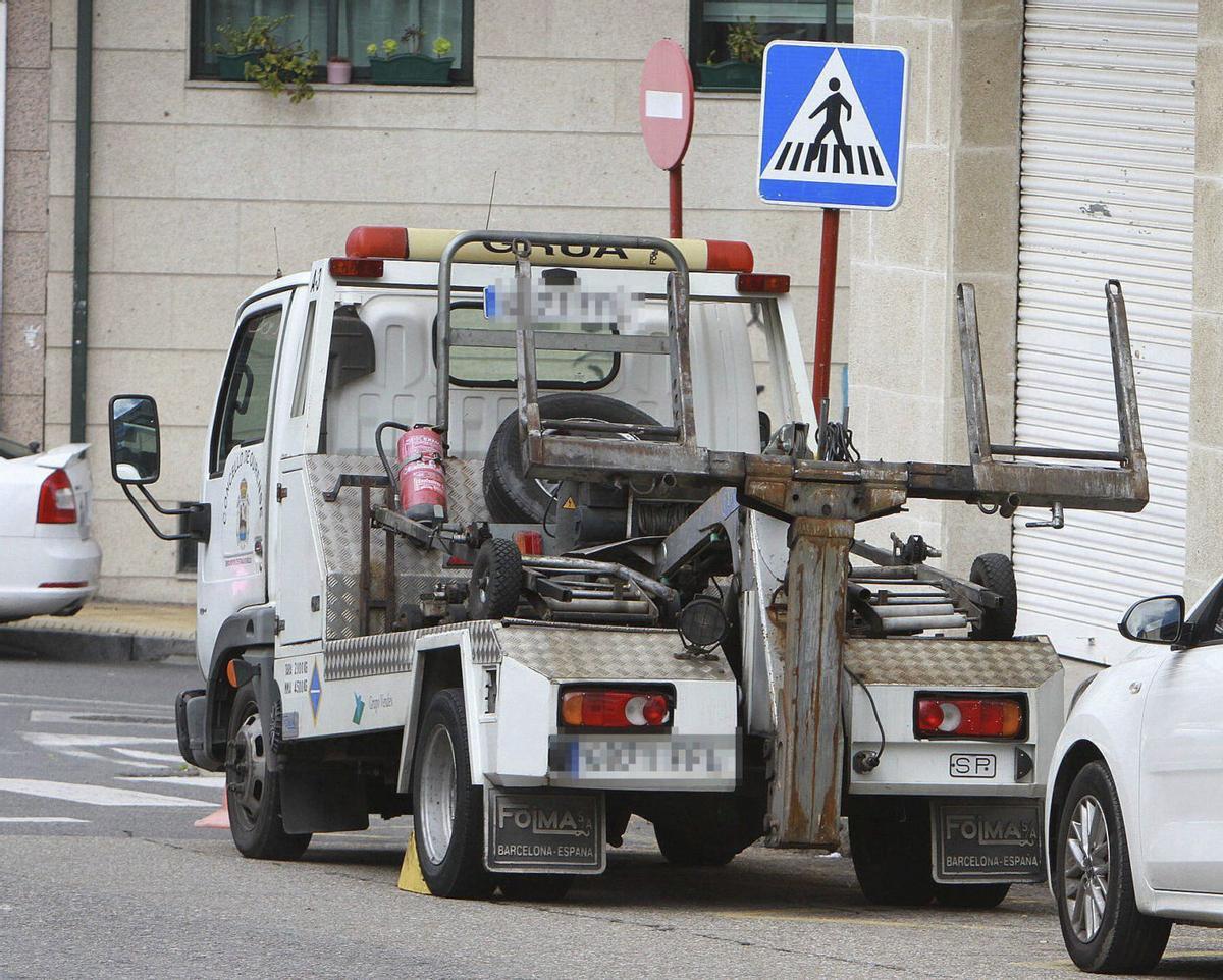 Los policías locales llamaron a la grúa (aquí, en una imagen de archivo) porque el policía nacional no quiso mover el coche.