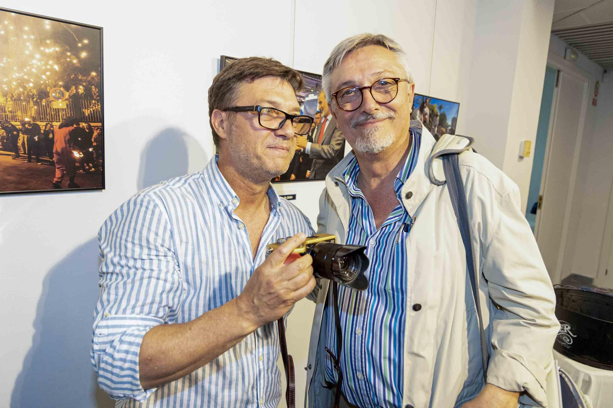 lleno total en la inauguración de INFotoperiodistas 2024,. un año de fotografía de prensa en Alicante