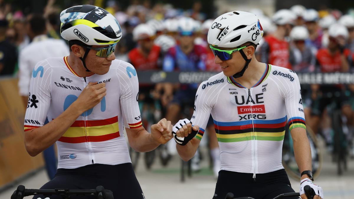 Ivan Romeo y Pogacar se saludan antes del inicio de una etapa