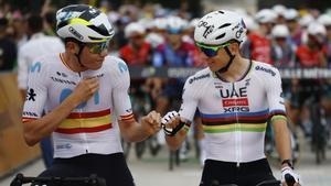 Ivan Romeo y Pogacar se saludan antes del inicio de una etapa