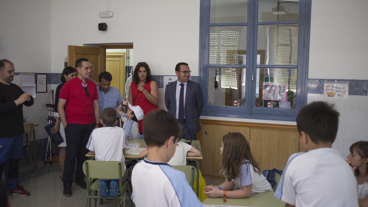 El alcalde Luciano Huerga y concejales del PSOE con técnicos de la Junta y personal del San Vicente de Paúl en una visita al colegio.