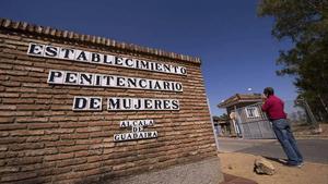 Entrada principal de la cárcel de mujeres de Alcalá de Guadaíra, en Sevilla.
