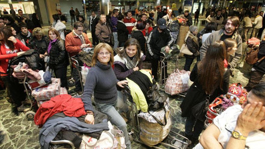 Algunos de los gallegos que se desplazarán a los campamentos donde viven los refugiados saharauis, ayer en Lavacolla.  // Xoán Álvarez