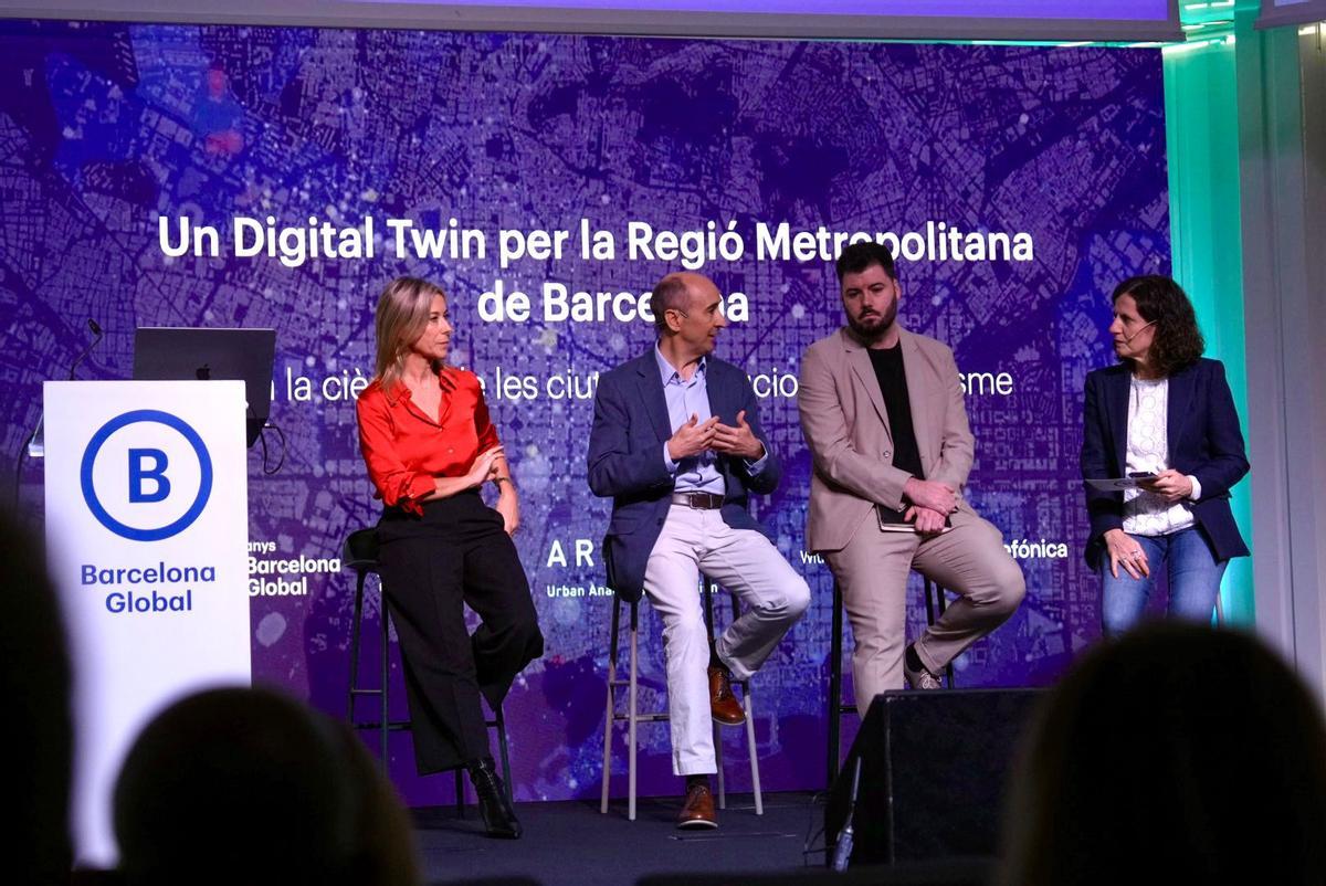 Mesa redonda moderada por la directora adjunta de EL PERIÓDICO, Gemma Martínez, con Anna Gener, CEO en Barcelona de Savills España; Oriol Fernández, gerente de reactivación Badalona; y Albert Ferrer, jefe del departamento de urbanismo del Ayuntamiento de Sant Feliu de Llobregat, en un acto sobre el 'gemelo digital' organizdado por Barcelona Global.