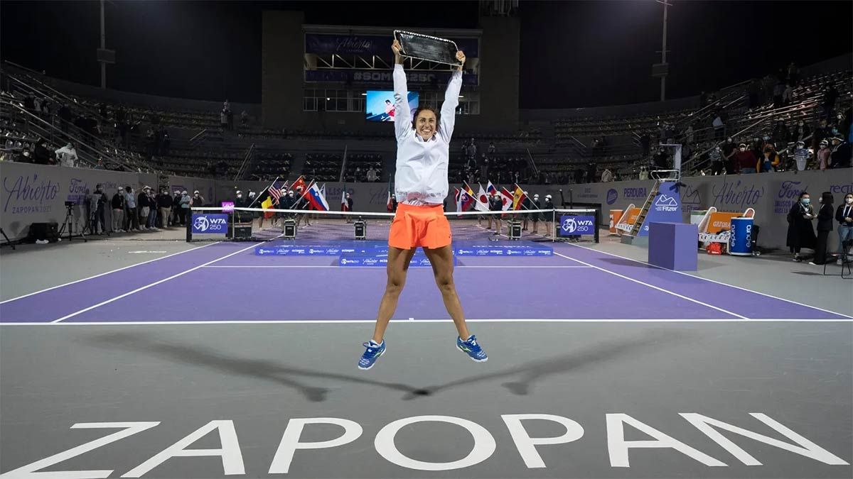 Sara Sorribes posando con el título WTA en Gualadajara