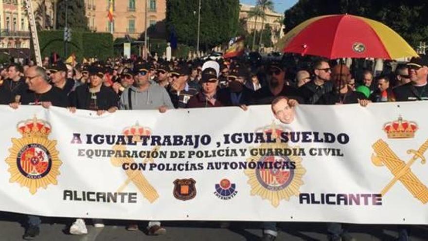 Jusapol reclama más salario para policías y guardias