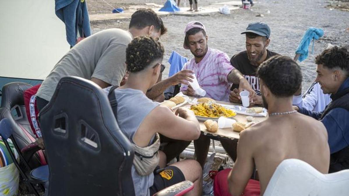 Los migrantes vuelven a acampar en la playa de El Trampolín a la espera de ser realojados en los centros de acogida
