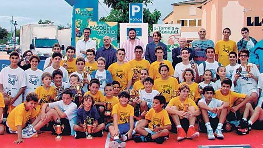 Imagen de grupo de los participantes del torneo celebrado ayer en el Festival Park.