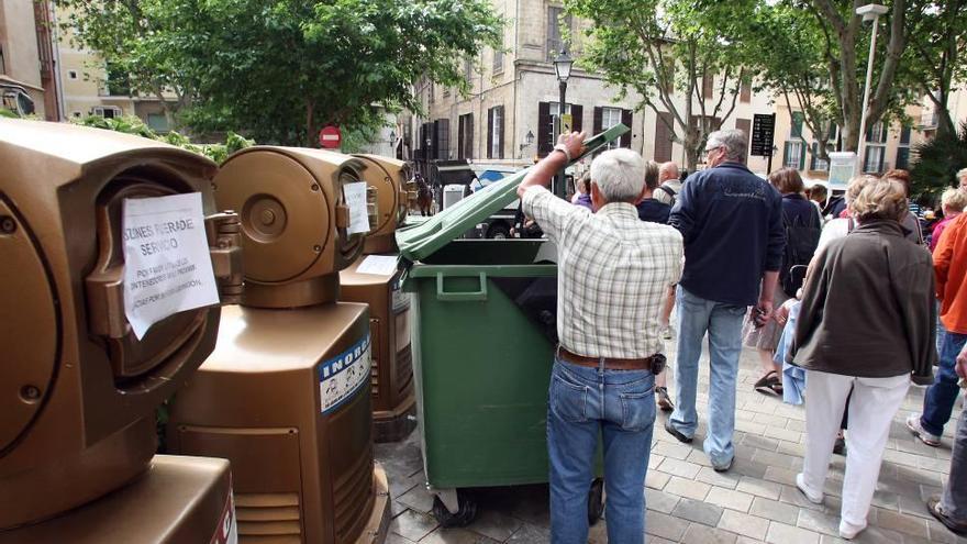 Desde mayo de 2012 junto a los buzones de recogida neumática inutilizados se han instalado contenedores tradicionales.