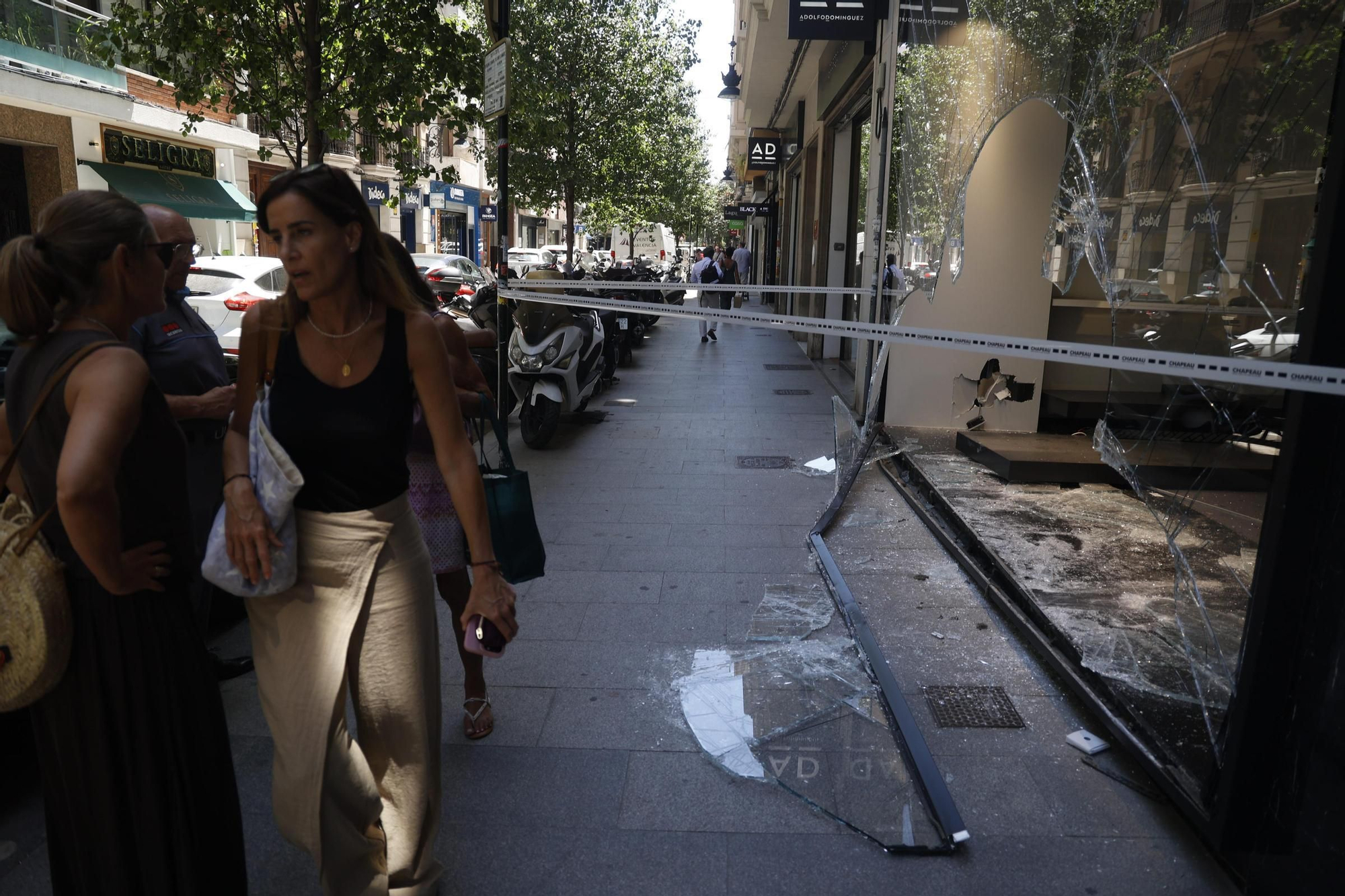 Así ha quedado la tienda Chapeau, en València, tras el alunizaje