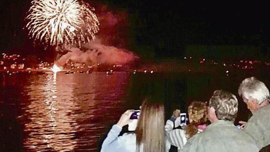 Fuegos artificiales en la playa de Loira. // Santos Álvarez